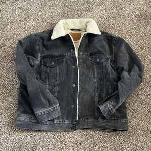 NWOT womens Levi’s trucker sherpa jacket